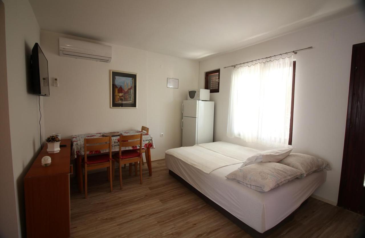 Apartmani Niessner Малинска Екстериор снимка