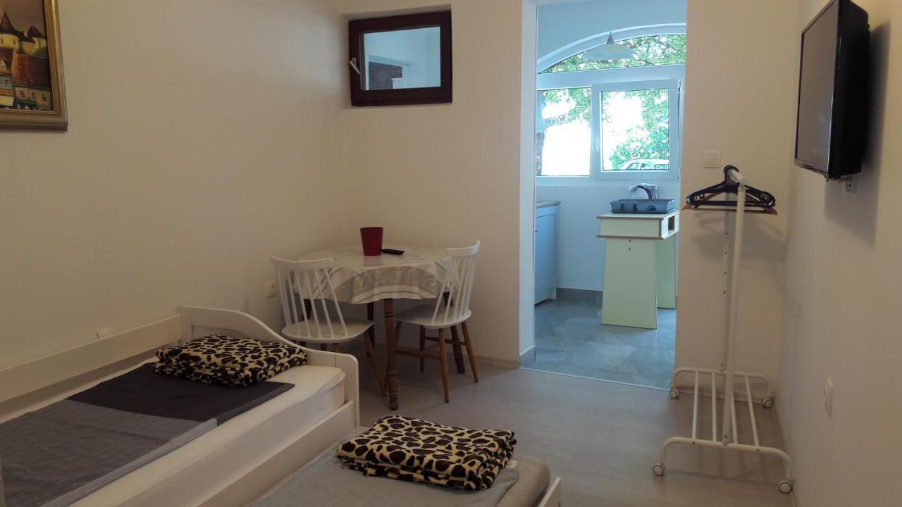 Apartmani Niessner Малинска Екстериор снимка